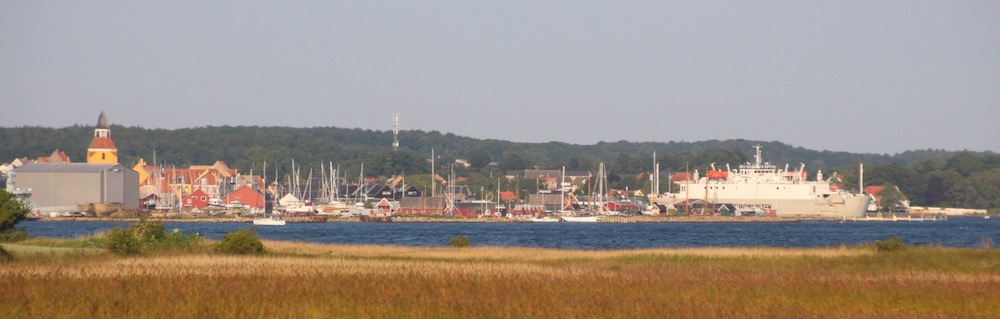 Faaborg mit dem Hafen und dem Glockentum von Westen her