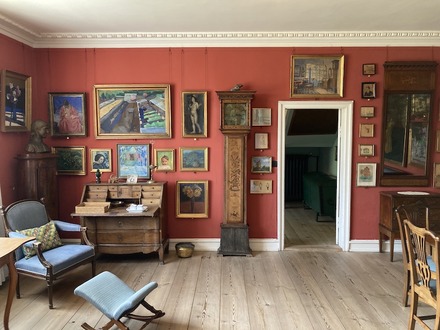 Eines von mehreren Wohnzimmern in der Larsen-Villa