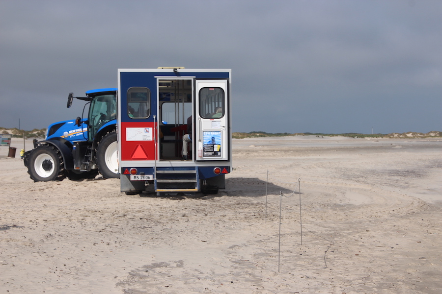 Oben: Der Trecker, der auf dem Anhänger eine ganz Busladung transportieren kann.