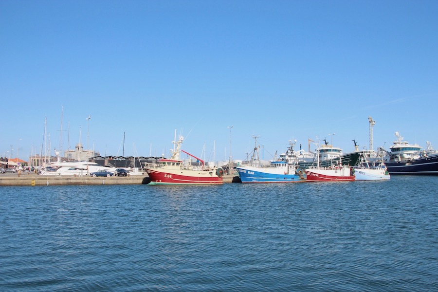 Vier kleine Fischkutter im erste Hafenbecken