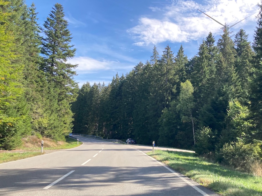 Die B 294 führt lange über die Schwarzwaldhöhen und durch die Täler