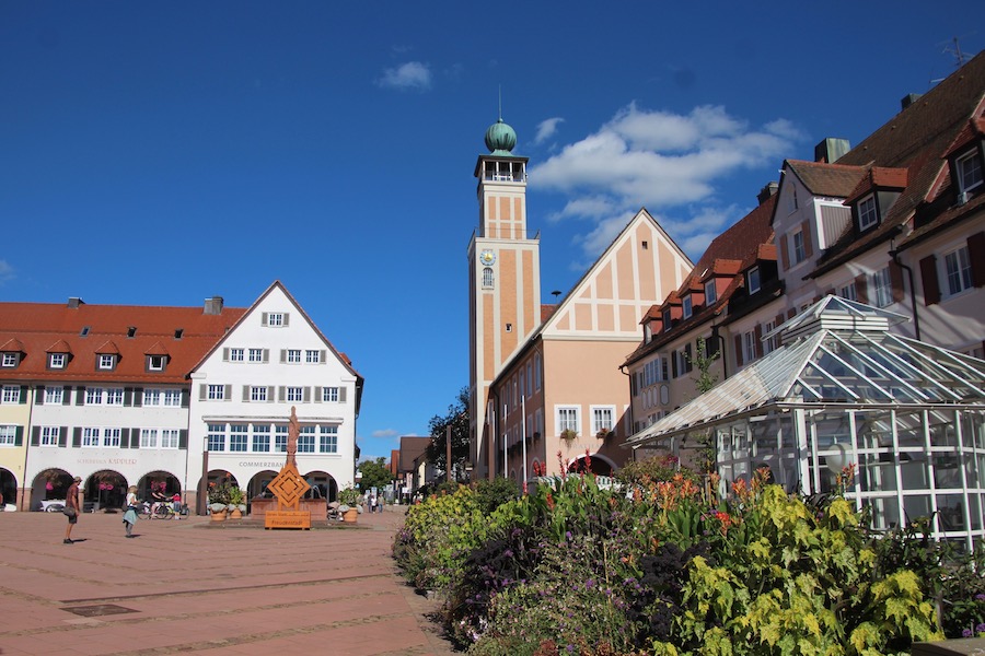Das Rathaus an der nordöstlichen Ecke des Marktes