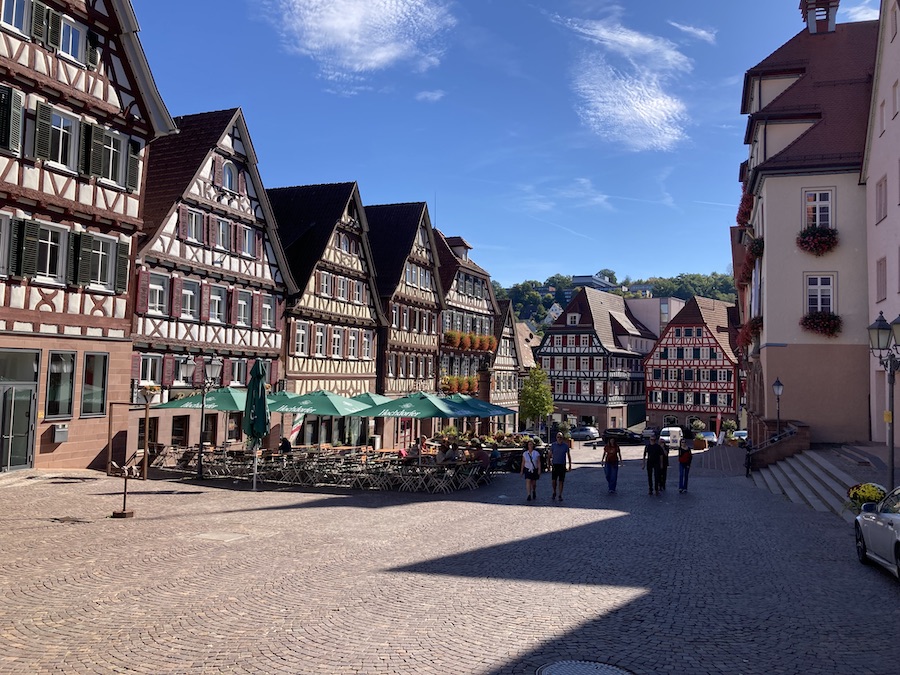 Früherer Reichtum ist heute noch aif dem Calwer Marktplatz zu erlennen.