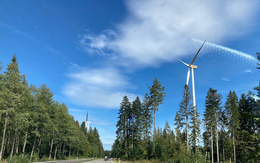 Windmühlen an den Höhenkämmern kennt man auch aus der Eifel und vom Hunsrück.