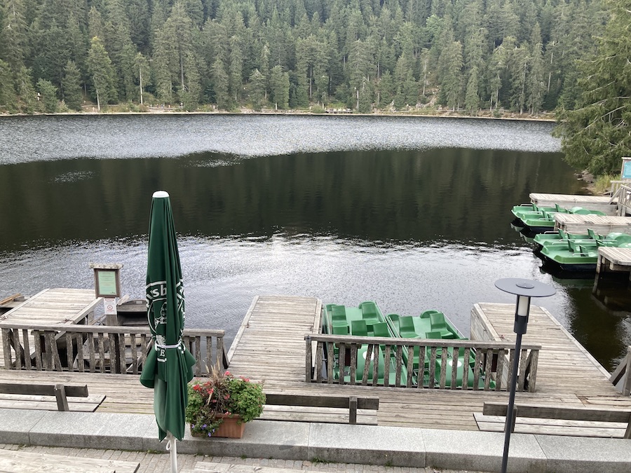 Der Mummelsee ist recht klein, etwa zwei Fußballfeder in der Ausdehnung.