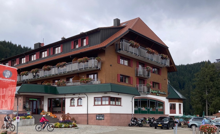 Das Hotel am Mummelsee - sieht fast aus wie ein Schwarzwaldhaus, ist aber für Tausende Gäste pro Tag ausgelegt