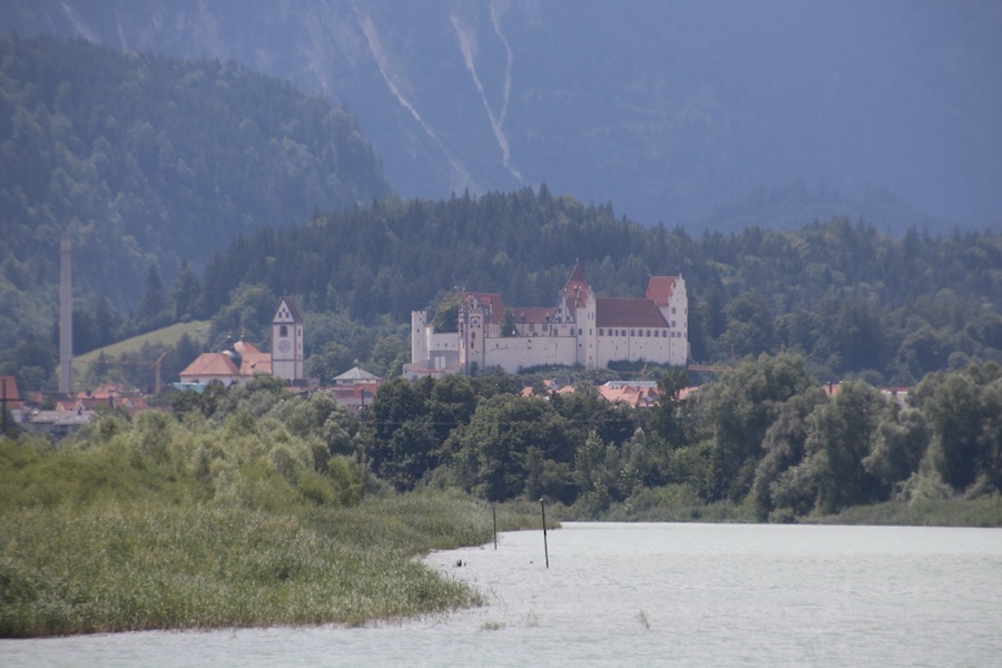 Das Hohe Schloß zu Füssen vom Forggensee aus.