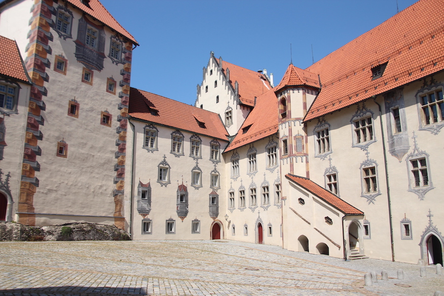 Das Hohe Schloß, hier der Burghof