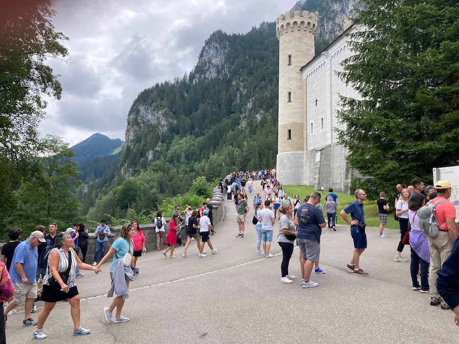 Normaler Touristenandrang vor Neuschwanstein
