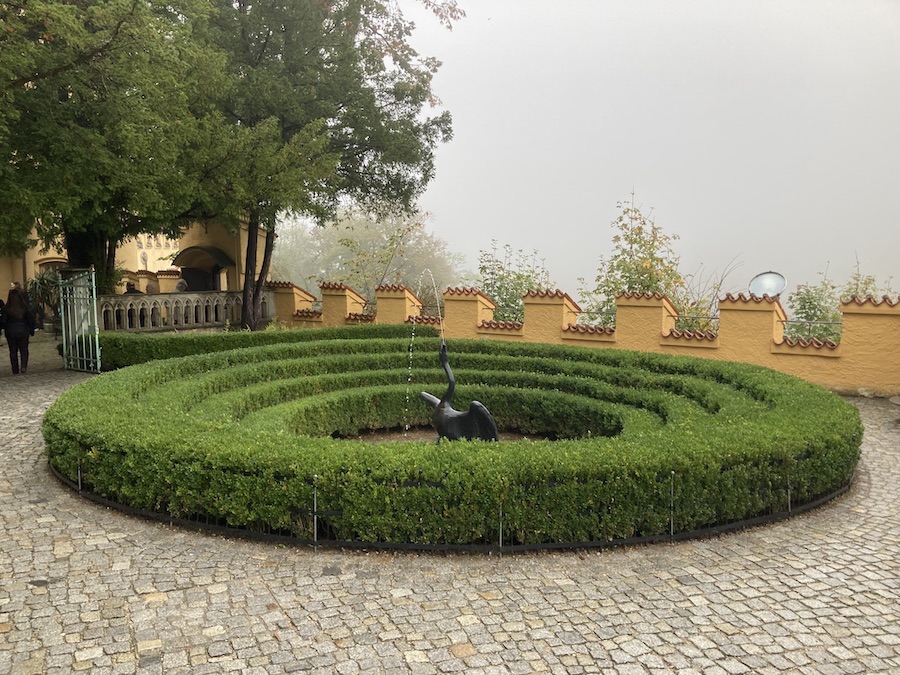 Schwanenbrunnen in Nebel