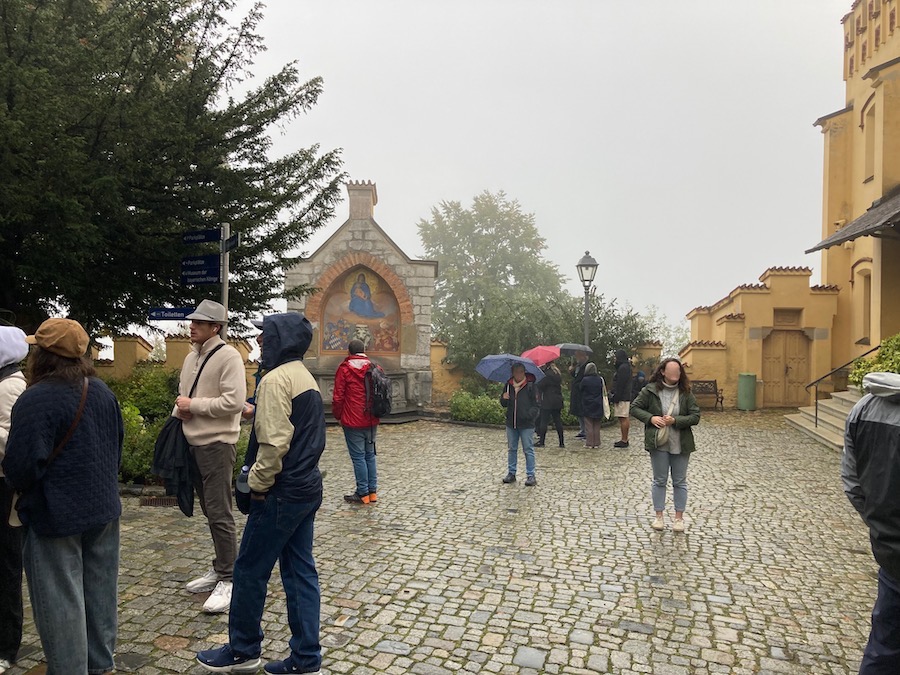 Wartebereich bei Schloß Hohenschwangau bei schlechtem Wetter
