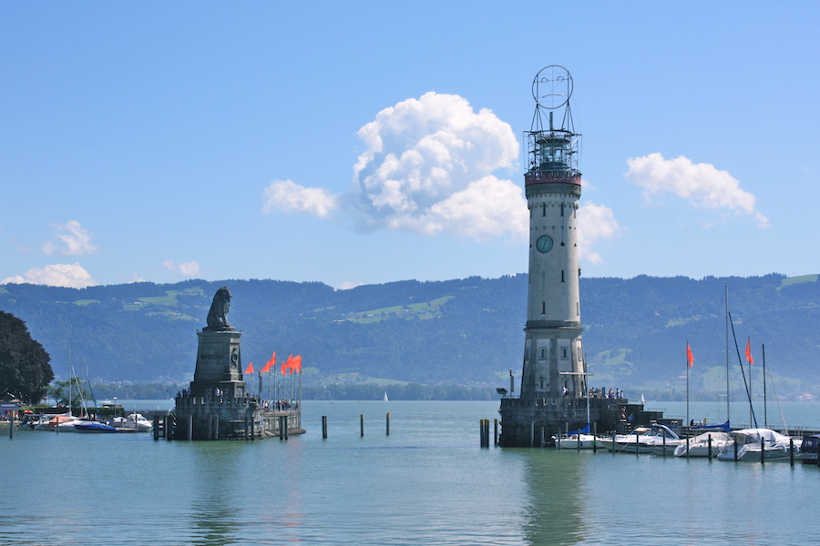Der Hafen in Lindau hat den markanten Einfahrtsturm, den man auch schon von Bregenz aus sieht