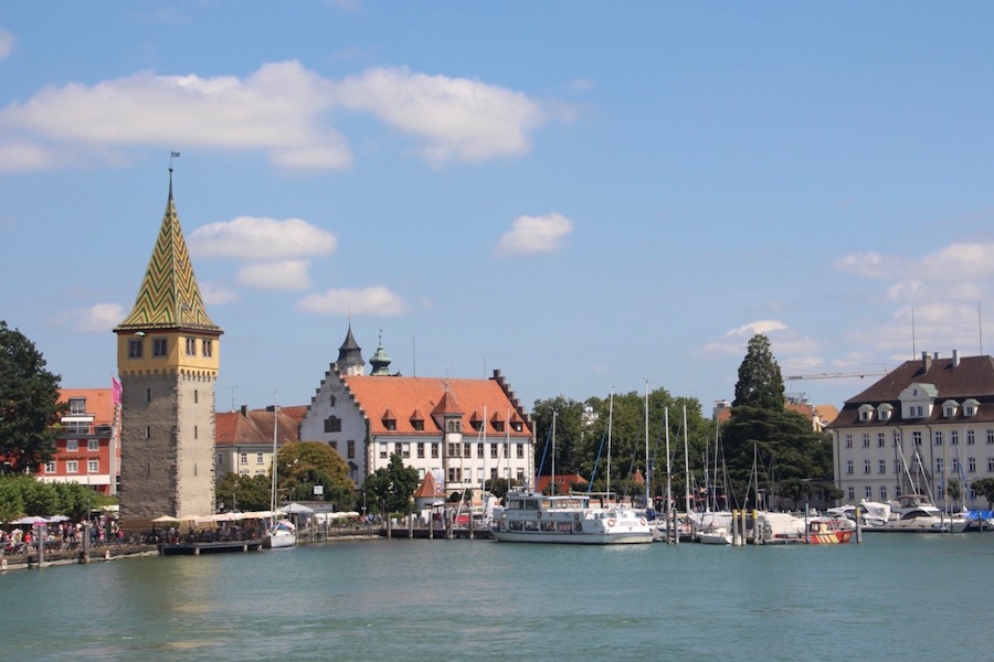 Der Mangturm steht direkt am Hafen