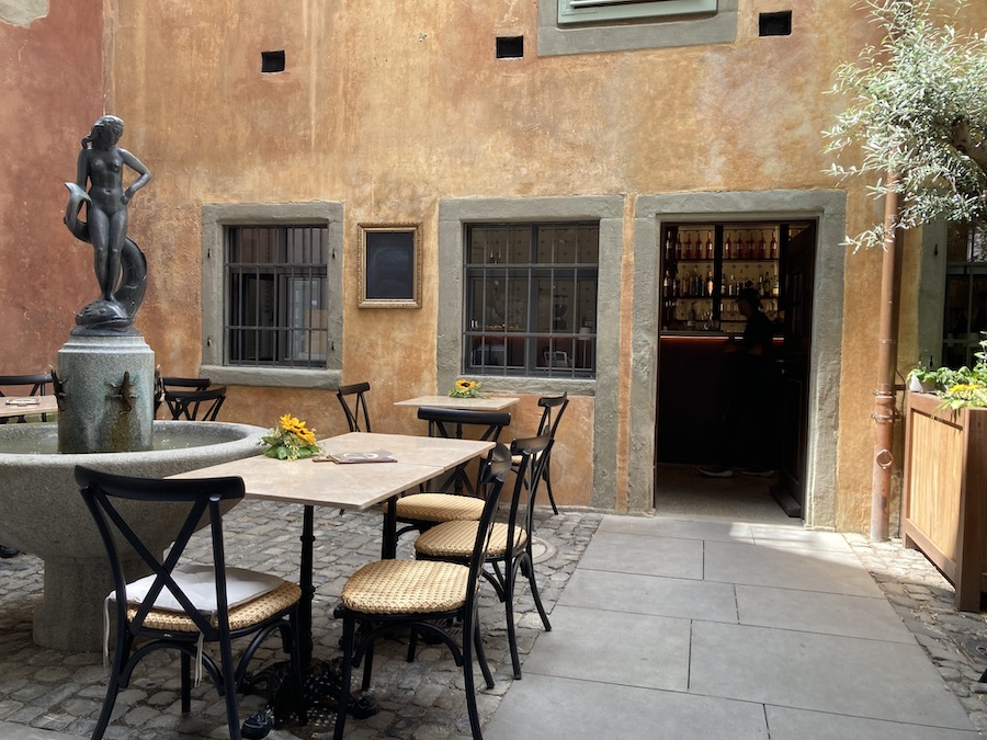 Der Cavazzen ist nicht nur ein Heimatmuseum Lindaus, sondern zeigt im Erdgeschoß eine bißchen italienisches Restaurant-Flair.