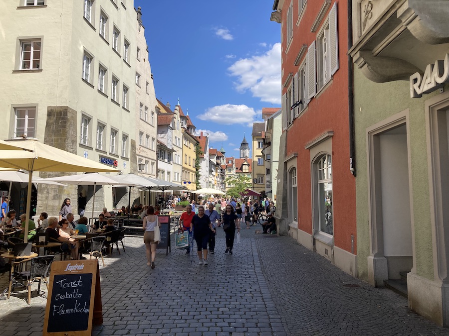 Die Maximilianstraße in Liindau ist das Herzstück der Fußgängerzone - ein Café steht neben dem anderen.