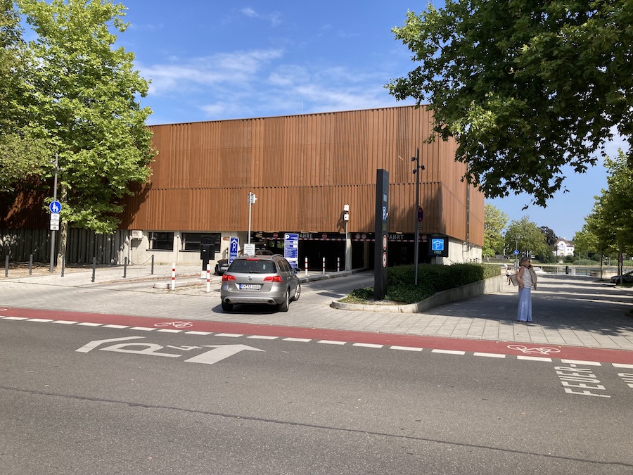 Lindau ist eine  - fast autofreie Insel, also stellt man sein  Gefährt für € 2,00/Std. im Parkhaus ab