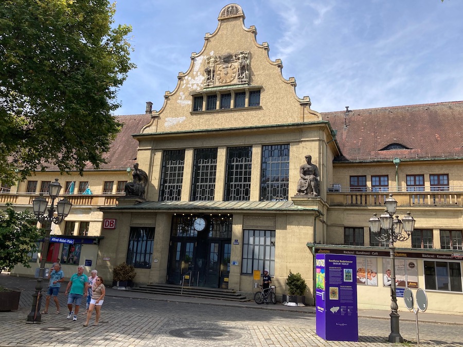 Der Inselbahnhof - zu den Schiffen sind es ein paar Minuten, in die Altstadt auch