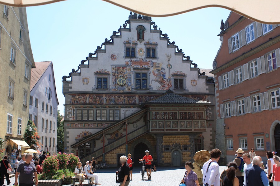 Zwischen Maximilianstraße und Reichplatz steht das Rathaus
