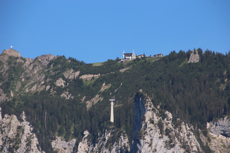 Die Bergstation des Tegelbergs von der Seilbahn aus