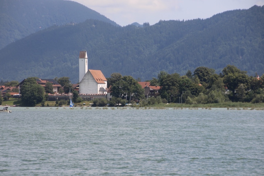 Waltenhofen am Forggensee hat diesen kilometerweit sichbaren Kirchturm
