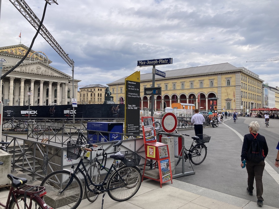 Der Max-Josef-Platz kurz vor der Sanierung im Juli 2025