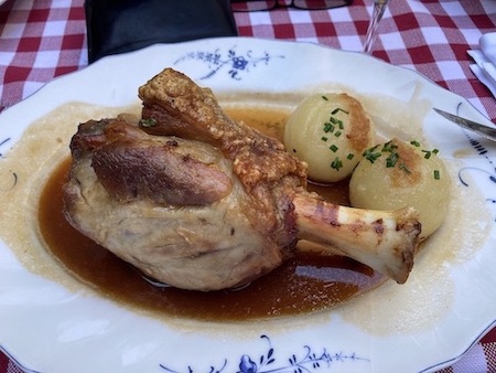 Schweinshaxe (mindestens zwei Stunden im Ofen)