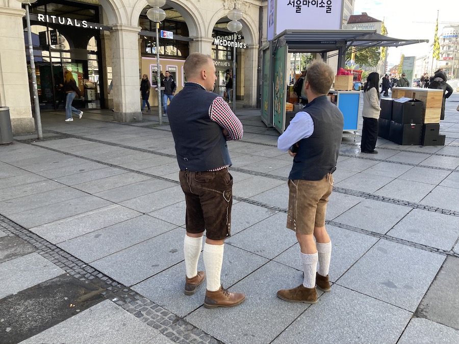Oktoberfestbesucher am Stachus