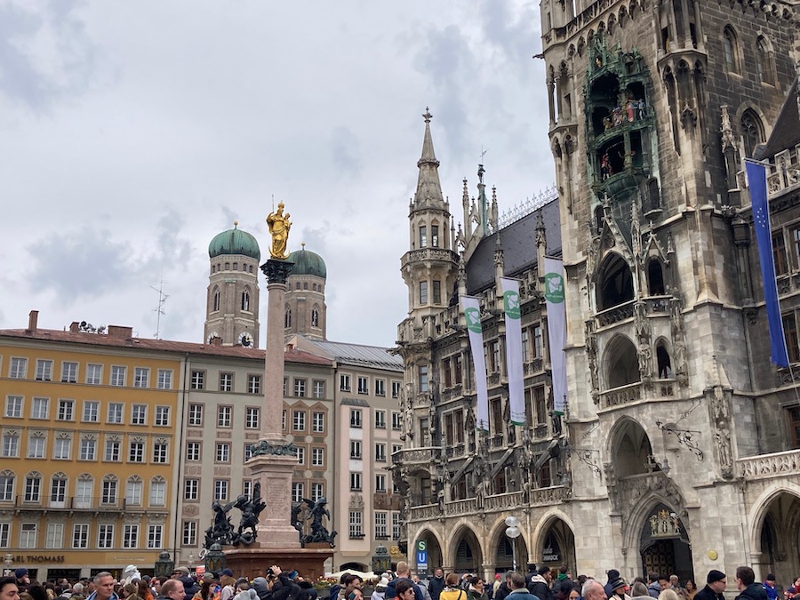 Der Marienplatz mit Rathaus und Frauenkirche - mehr München geht am Anfang nicht