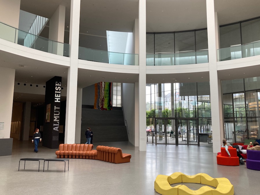 Die Eingangshalle der Pinakothek der Moderne