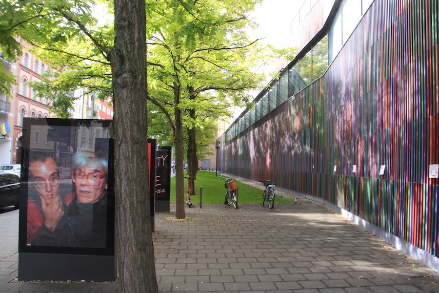 Das Museum Brandhorst mit dem Werbeschild der Ausstellung zu Andy Warhol und Keith Haring 2024