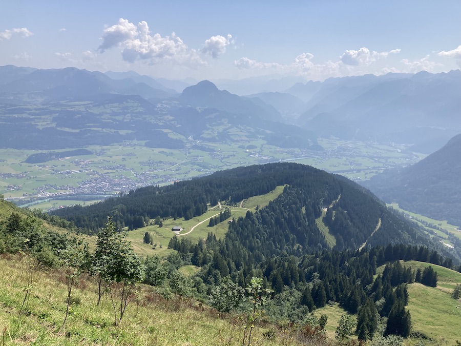 Die Roßfeldhöhenstraße auf dem Scheitelpunkt in 1600 Meter Höhe