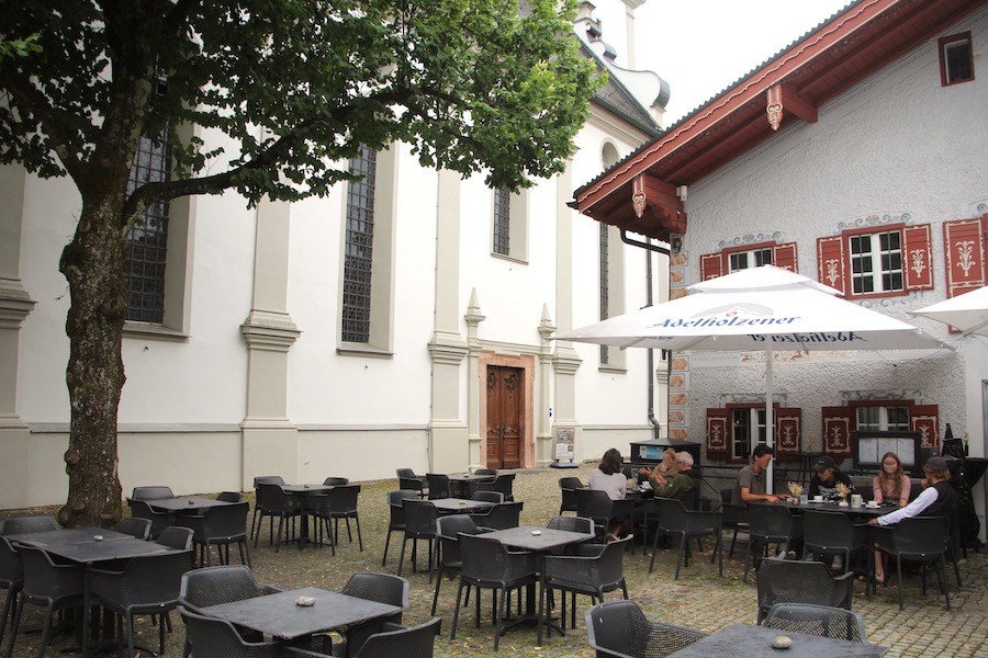 Rund um die Kirche gibt es Cafés und Gaststätten