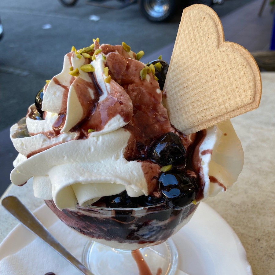 „König Ludwig-Becher“ der Ettaler Eisdiele