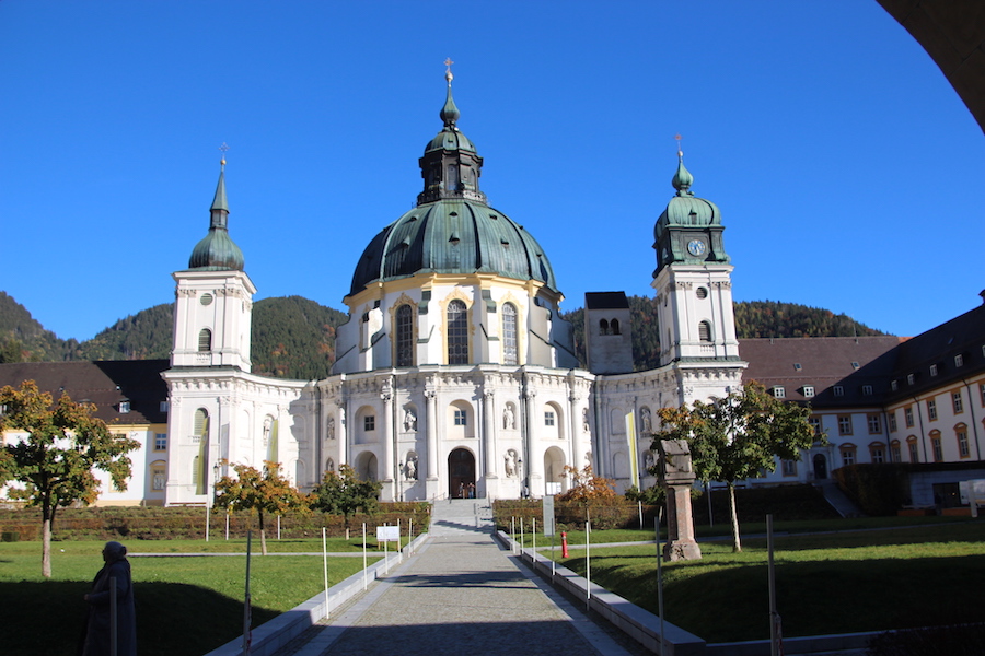 Kloster Ettal von der Eingangspforte aus