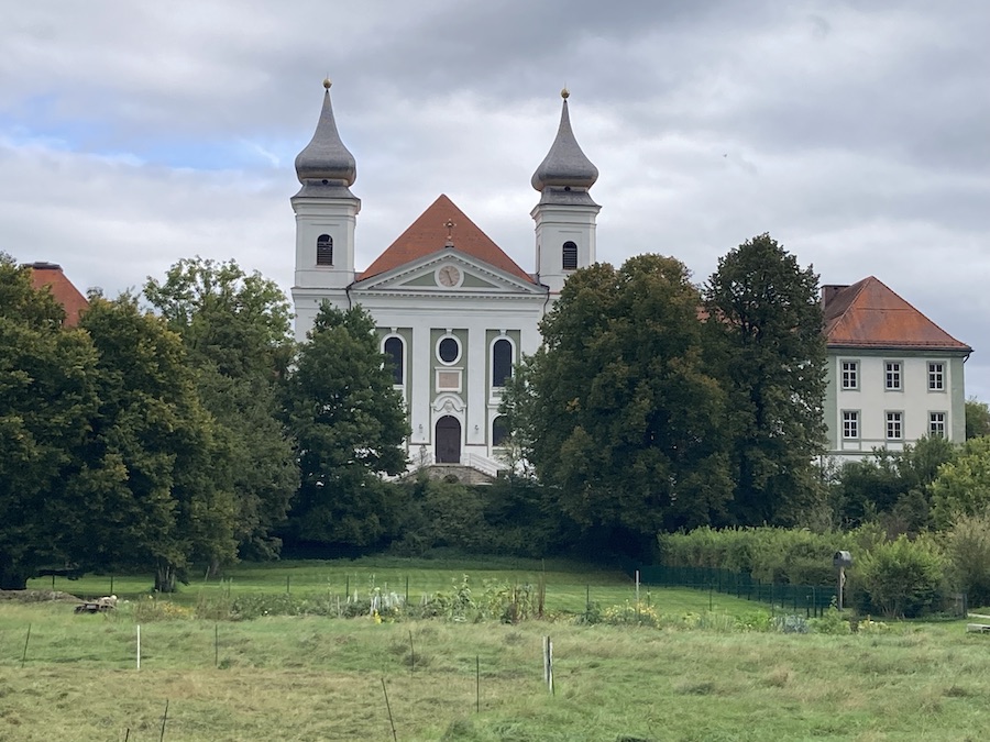 Die Abtei Schlehdorf vom Ortskern aus gesehen.