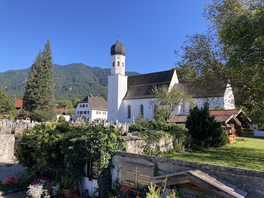 St. Michael, die Kocheler Kirche, ist von weitem zu sehen.