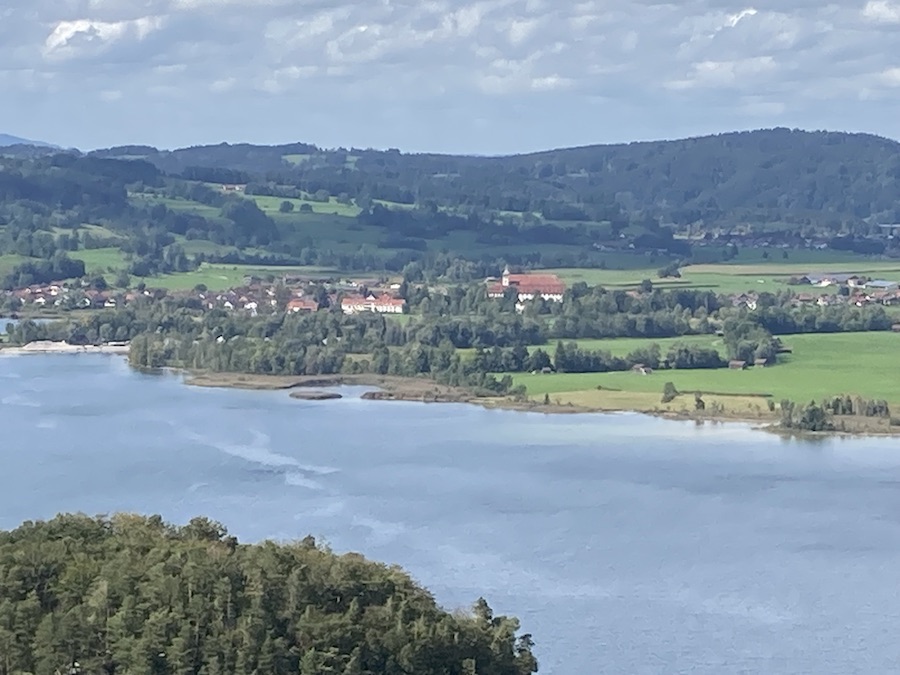 Der Kochelsee von der B11 mit Blick auf Schlehdorf
