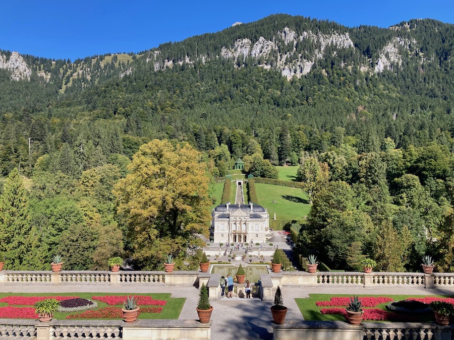 Überblick über Schloß Linderhof und seine Garteanlage - wenn auch nicht ganz symmetrisch.