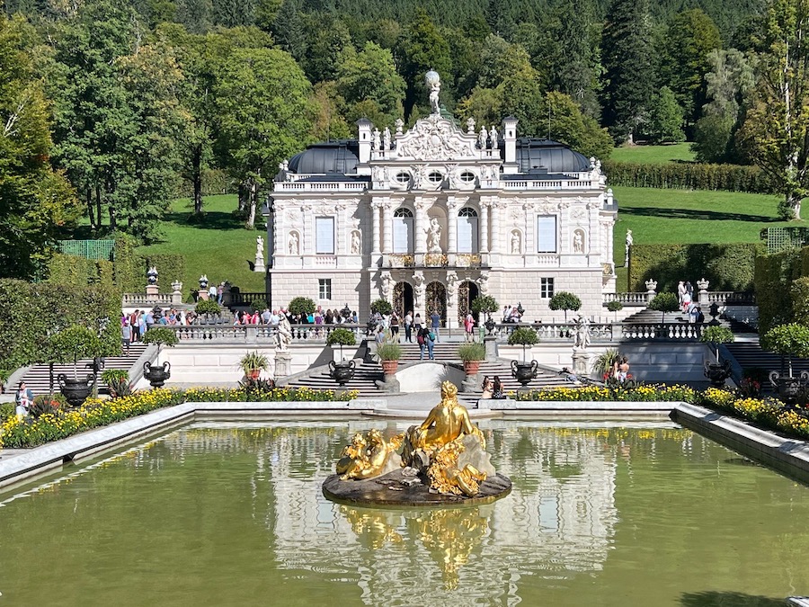 Unten. Schloß und Brunne im Bezug zueinander. Foto: Susanne Coburger Schlu