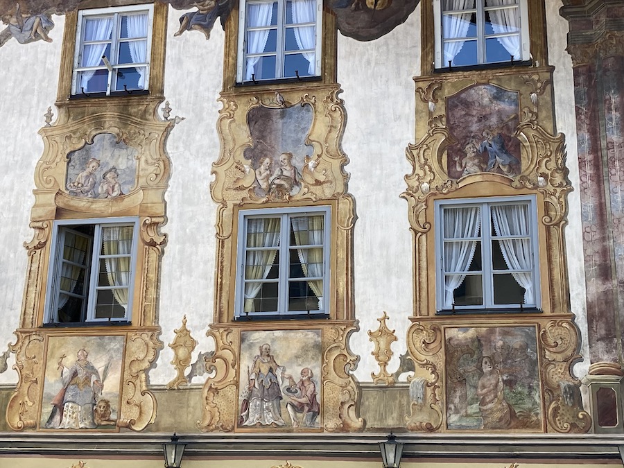 Lüftelmaler sind selten geworden - umso mehr sollte man den Anblick der Häuser genießen.