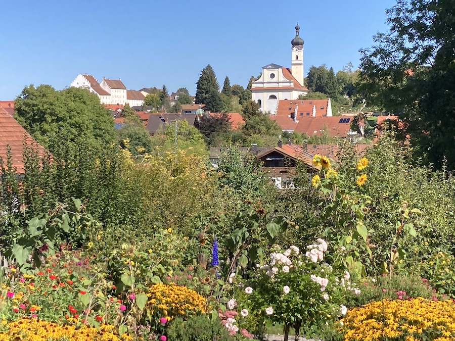 Der Ausblick aus dem Garten auf Kirche und Schloss