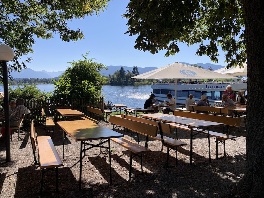 Am Staffelsee kann man schwimmen, Bötchen fahren oder auch gut gut essen