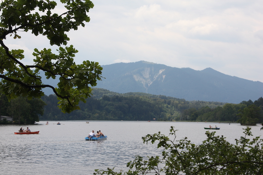 Am Staffelsee kann man schwimmen, Bötchen fahren oder auch gut gut essen