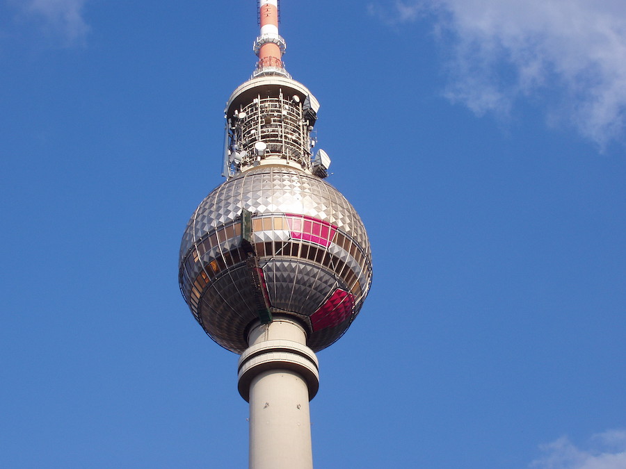 Das Restaurant oben in der Kuppel dreht sich - wenn man am Tisch sitzen bleibt, hat man in eienr Stunde ganz Berlin gesehen.