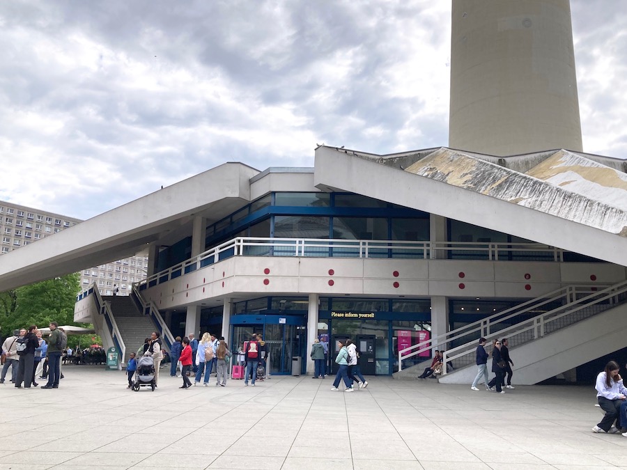 Der Eingang zum Fernsehturm - einer der tristesten Plätze um den Alex