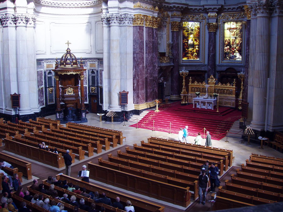 Der riesige Innenraum mit Platz für ein paar tausend Menschen.