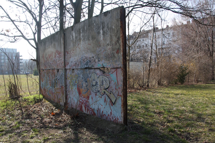 Diue letzten zwei Mauerteile stehen auf dem Französischen Friedhof