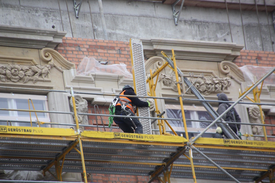 Auf den Beton kommt die Ziegelverkleidung