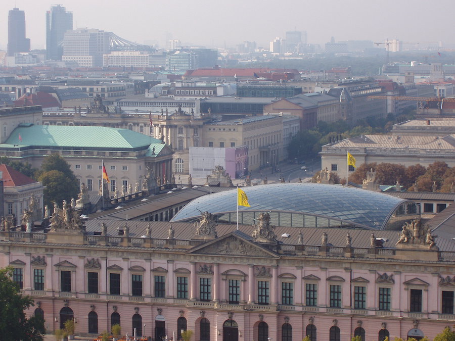Das fertig restaurierte Museum im Zeughaus um 2006 vom Dach des Berliner Doms aus.