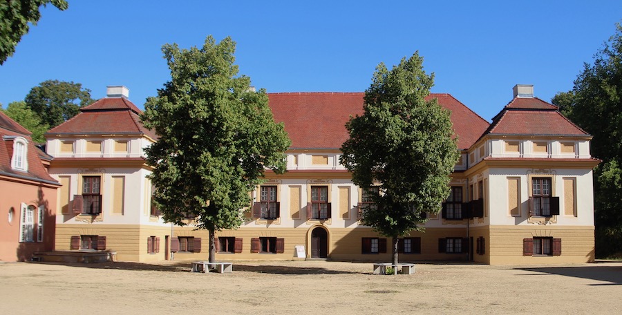 Das Tor von Schloß Caputh ist in der fünften Fensterachse - eben symmetrisch